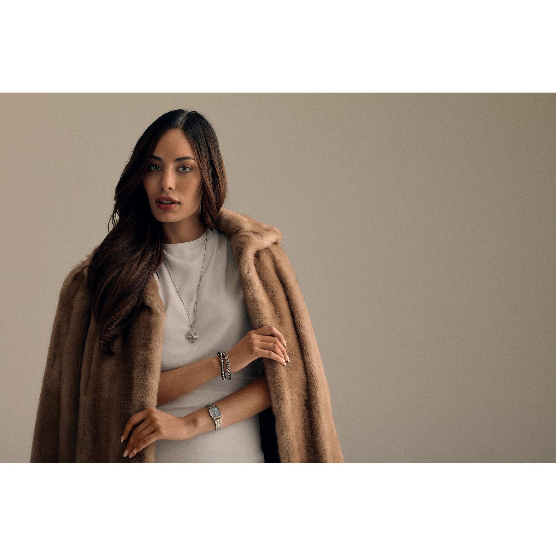 Bracelet BVB1089-SBSTBA worn on wrist, showcasing the polished chain links and black-cord accents against skin for a refined accessory look.