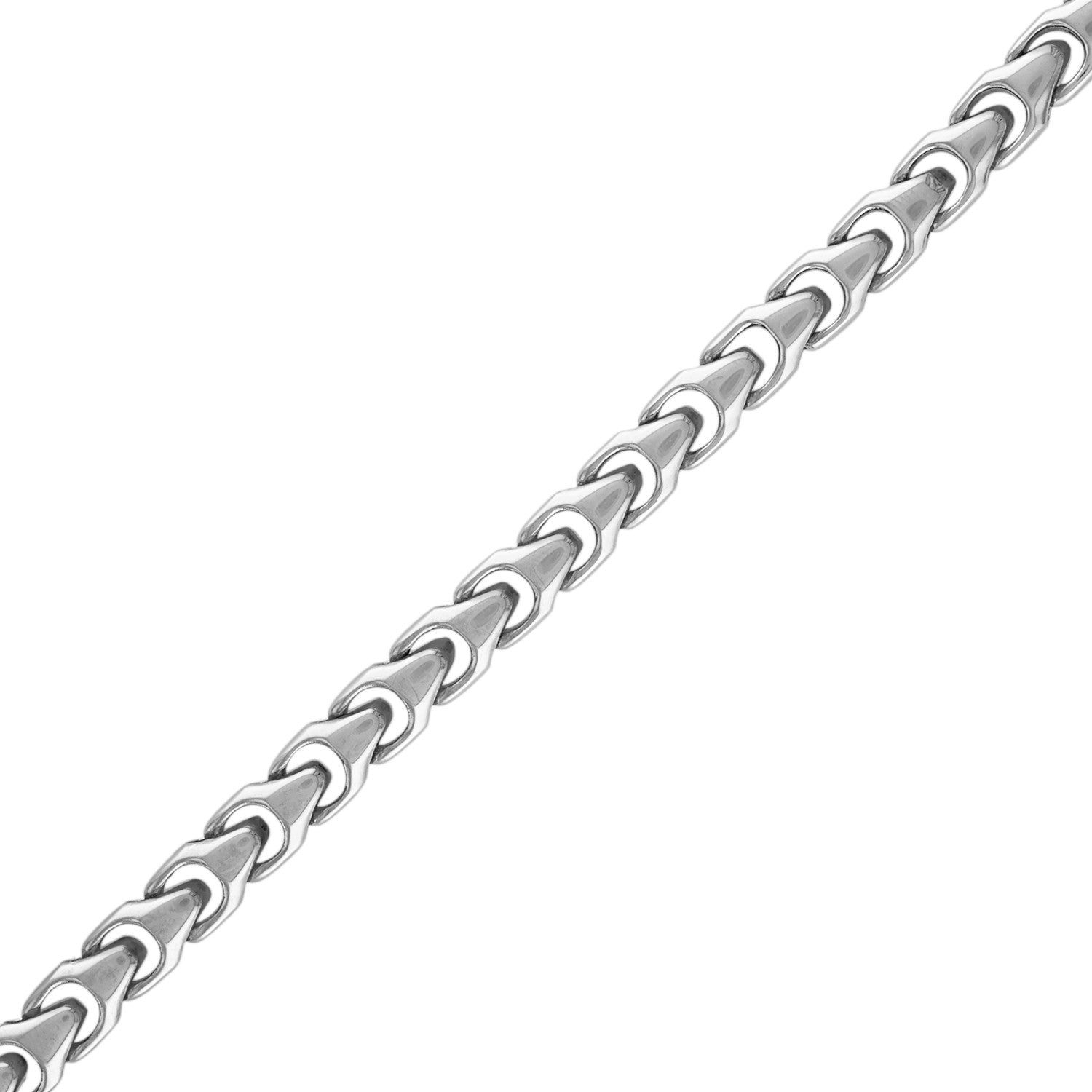 Detailed view highlighting the thickness and interlocking design of the necklace links.​