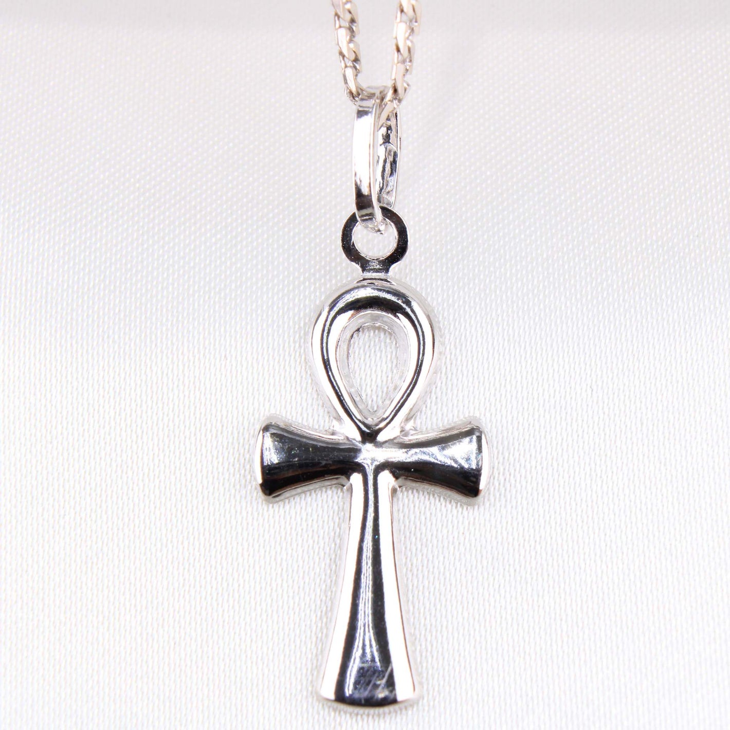 14K White Gold Ankh Cross Charm14K White Gold Ankh Cross Charm
Chain Sold Separately 14K White Gold Ankh Cross Charm
 
Material Type–14k Gold 14K White Gold Ankh Cross Charm
 
Approximate DimensioAll CharmsAlexanderAlexander Gold & Diamonds14K White Gold Ankh Cross Charm