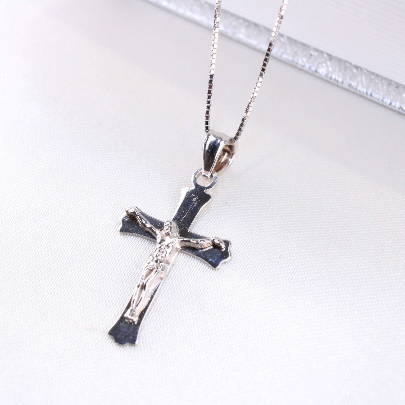 14K White Gold Crucifix Charm14K White Gold Crucifix Charm
Chain Sold Separately 14K White Gold Crucifix Charm
 
Material Type–14k Gold 14K White Gold Crucifix Charm
 
Approximate Dimensions 14KAll CharmsAlexanderAlexander Gold & Diamonds14K White Gold Crucifix Charm