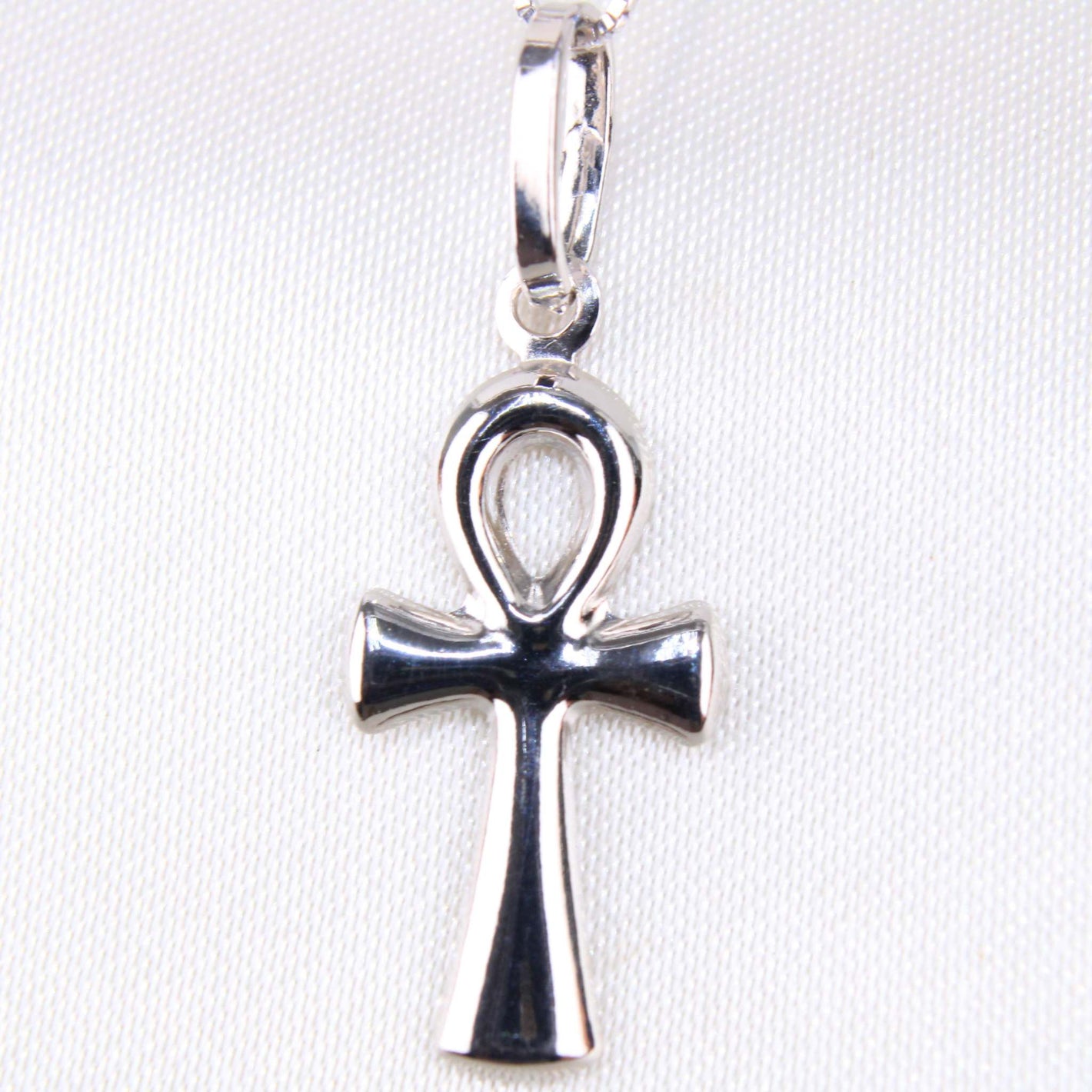 14K White Gold Ankh Cross Charm14K White Gold Ankh Cross Charm
Chain Sold Separately 14K White Gold Ankh Cross Charm
 
Material Type–14k Gold 14K White Gold Ankh Cross Charm
 
Approximate DimensioAll CharmsAlexanderAlexander Gold & Diamonds14K White Gold Ankh Cross Charm