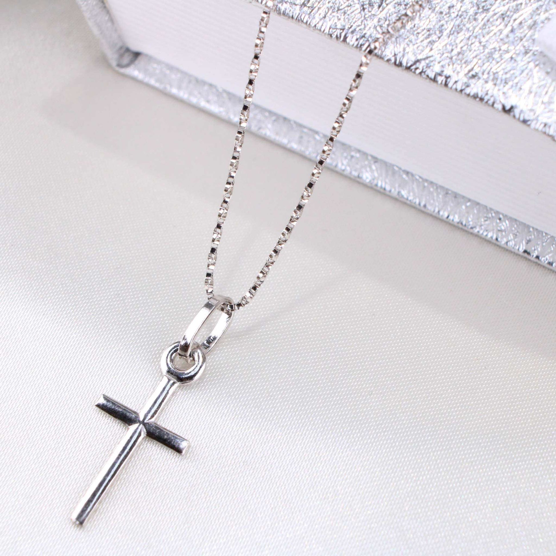 14K White Gold Cross Charm14K White Gold Cross Charm 
 
Material Type–14k Gold 14K White Gold Cross Charm
 
Approximate Dimensions 14K White Gold Cross Charm
Height: 24mm (Including Bail) 14KAll CharmsAlexanderAlexander Gold & Diamonds14K White Gold Cross Charm