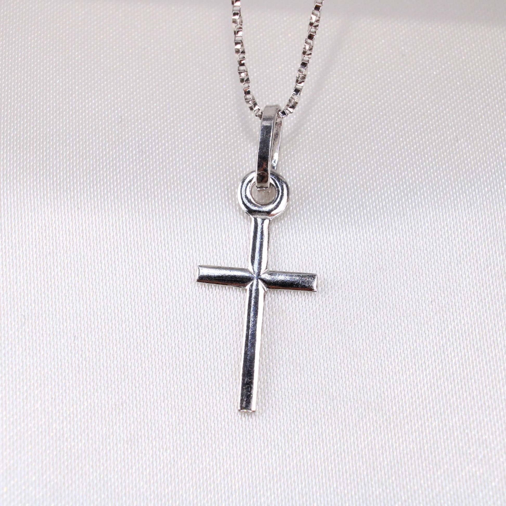 14K White Gold Cross Charm14K White Gold Cross Charm 
 
Material Type–14k Gold 14K White Gold Cross Charm
 
Approximate Dimensions 14K White Gold Cross Charm
Height: 24mm (Including Bail) 14KAll CharmsAlexanderAlexander Gold & Diamonds14K White Gold Cross Charm